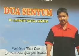 Cover Dua Senyum Di Langit Kota Cantik :  Perjalanan Riban Satia Si Anak Lewu yang Jadi Walikota / Damianus Siyok & Yankris