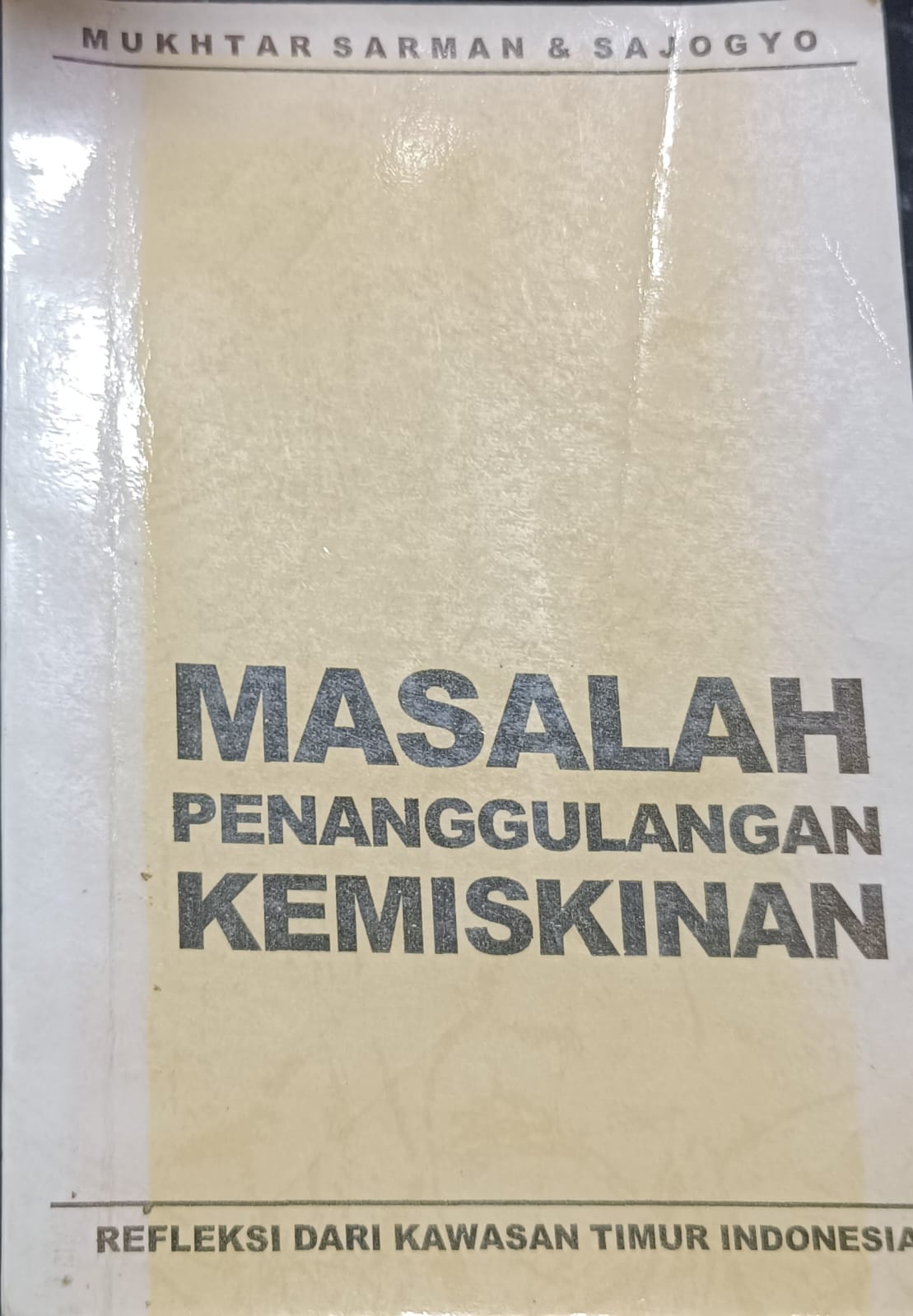 Cover Masalah Penanggulangan Kemiskinan :  Refleksi Dari Kawasan Timur Indonesia / Mukhtar Sarman & Sajogyo